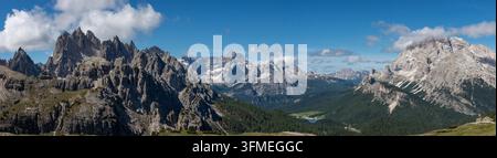Wunderschönes Panorama der Dolomiten in Italien, gesehen von den Drei Zinnen in Lavaredo mit den Cadini di Misurina (links), Sorapiss, dem Misurina-See und Monte Cristallo im Stockfoto