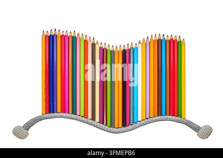 Reihe von farbigen Bleistiften, die in einer Wellenform angeordnet sind, mit einer silbernen dekorativen Schnur auf einem sauberen weißen Hintergrund, Design. Stockfoto