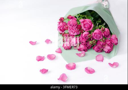 Rosa Rosen in einem schönen Blumenstrauß auf hellem Hintergrund, Weihnachtsgeschenk, Nahaufnahme Stockfoto