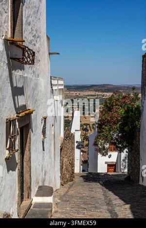 Das historische Bergdorf Monsaraz, Alentejo, mit seinen weiß getünchten Häusern, ist einer der schönsten Orte der Region, Portugal, Monsara Stockfoto