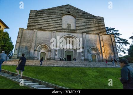Todi, Italien - 31. Oktober 2022: Fassade der Kirche San Fortunato, Todi, Perugia, Italien Stockfoto