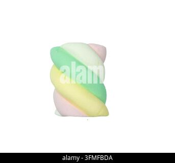 Einziger gedrehter Marshmallow in grüner, gelber und rosa Pastellspirale auf weißem Hintergrund, isolierte farbenfrohe Süßigkeit für Produktdesign Stockfoto