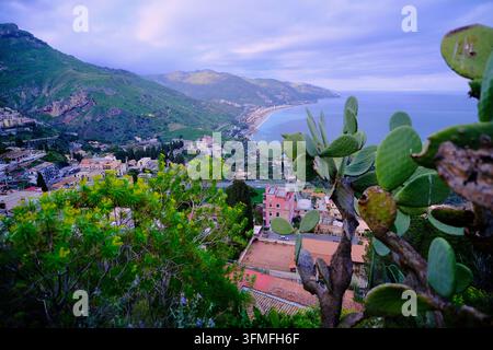 Scenische Luftaufnahme der Küste und Berge von Taormina in Sizilien, Italien. Stockfoto
