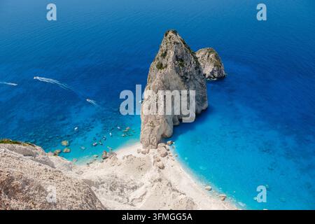 Erleben Sie die atemberaubende Schönheit von Myzithres in Zakynthos, Griechenland, wo türkisfarbene Gewässer auf dramatische Klippen treffen. Dieses Küstenparadies lädt zur Entspannung und zum Abenteuer ein. Stockfoto