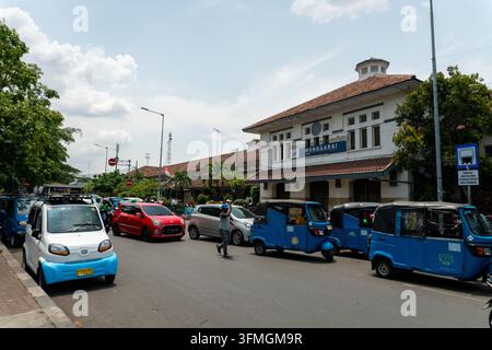 Jakarta, Indonesien - 2. September 2019: Manggarai-Station in Indonesien, mit blauen dreirädrigen Taxis, die draußen auf der Straße warten. Stockfoto