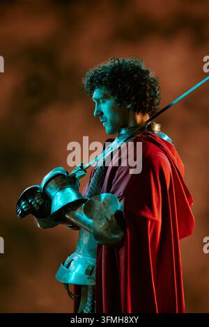 Mann in Ritterrüstung, der ein Schwert für ein historisches Fantasy-Projekt hält Stockfoto