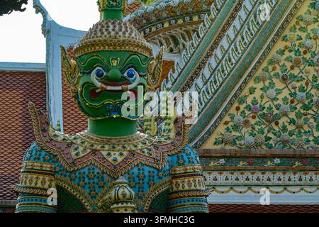Niedriger Blickwinkel, Nahaufnahme einer farbenfrohen riesigen Yaksha-Dämonenwächter-Statue im Tempel Wat Arun in Bangkok Stockfoto