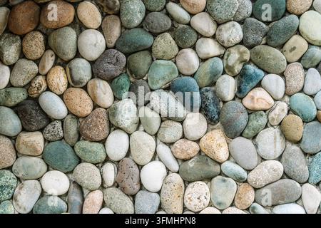 Glatte Flusssteine und Kiesel-Mosaiktextur. Hochwertiges Foto Stockfoto