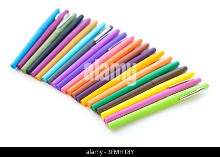Viele bunte Stifte sind ordentlich in einer diagonalen Linie angeordnet Stockfoto