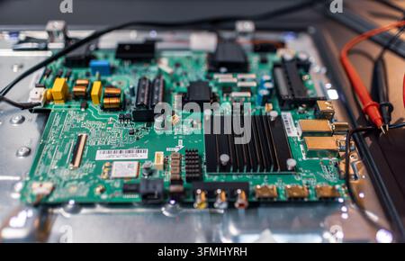Eine elektronische Platine wird auf einer Werkbank einer Diagnosetestung unterzogen Stockfoto