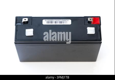 Eine schwarze versiegelte Blei-Säure-Batterie liegt auf einer weißen Oberfläche Stockfoto