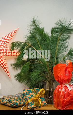 Festlicher Kiebaum mit Geschenken und roten Karodekorationen Stockfoto