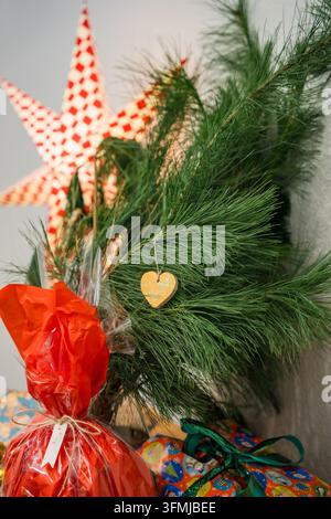 Festlicher Kiebaum mit Geschenken und roten Karodekorationen Stockfoto
