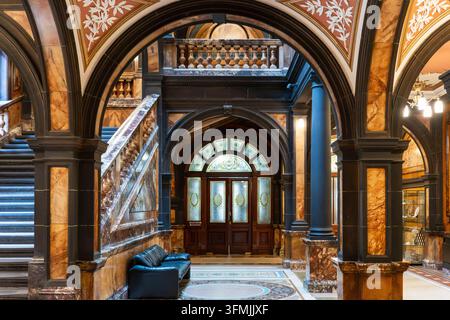 Vereinigtes Königreich, Schottland, Glasgow, Stadtkammer, Treppe aus Carrara-Marmor, der aus Italien importiert wurde, Gebäude entworfen vom Architekten William Young und fertiggestellt 1888 und eröffnet von Königin Victoria Stockfoto