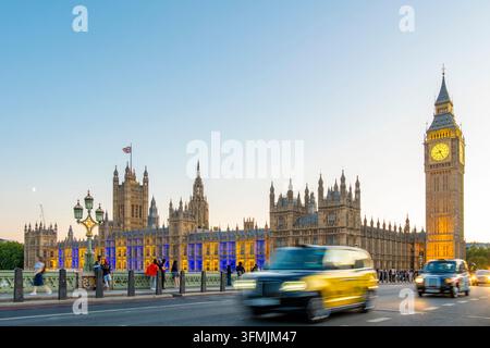 Vereinigtes Königreich, London, Westminster Bridge, Westminster Palace, Big Ben und ein Taxi Stockfoto