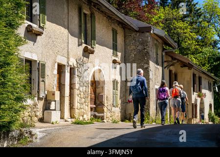 Frankreich, Jura, Morez, Wanderer, die durch das kleine Weiler Les Frasses gehen Stockfoto