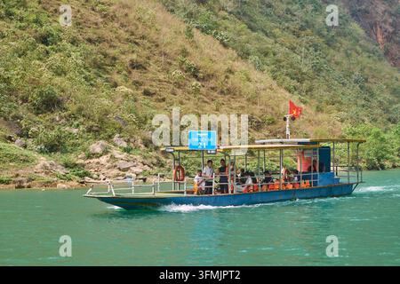 Vietnam, Provinz Ha Giang, Geopark Dong Van Karstplateau, Bezirk Meo Vac, Gebiet des Ma-Pi-Leng-Passes, Flusskreuzfahrt auf dem Song Nho Que Stockfoto