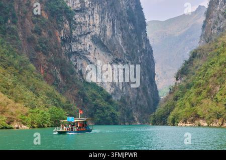 Vietnam, Provinz Ha Giang, Geopark Dong Van Karstplateau, Bezirk Meo Vac, Gebiet des Ma-Pi-Leng-Passes, Flusskreuzfahrt auf dem Song Nho Que Stockfoto