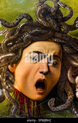 Italien, Toskana, Florenz, als Welterbe von UNESCO gelistet, Galleria degli Uffizi (Uffizigalerie) Museum, Testa di Medusa (um 1597) von Michelangelo Merisi da Caravaggio bekannt als Caravaggio, Öl auf Leinwand (Detail) Stockfoto