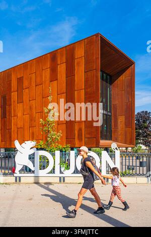 Frankreich, Côte d'Or, Dijon, Gebiet, das als UNESCO-Weltkulturerbe gelistet ist, internationale Stadt der Gastronomie und des Weins vom Architekten Anthony Béchu, das Lichtkanone, das die Ferrandi-Schule beherbergt Stockfoto