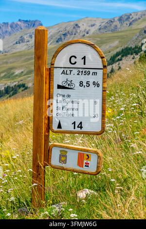 Frankreich, Hautes Alpes, Straße Bonette Restefond (Zugang zum Col de la Bonette), höchste Straße Europas, Straßenschild Stockfoto