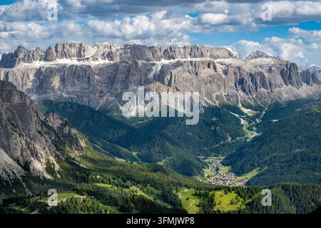 Italien, Trentino-Südtirol, Südtirol, Provinz Bozen, Val Gardena in den Dolomiten, das als Welterbe von UNESCO gelistet ist, das Dorf Santa Cristina gesehen vom Mount Seceda und dem Sellagebirge im Hintergrund Stockfoto