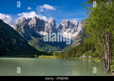 Italien, Trentino-Südtirol, Südtirol, Toblach, Toblacher See und Berge des Monte Cristallo im Hintergrund, in den Dolomiten, die als Welterbe von UNESCO gelistet sind Stockfoto