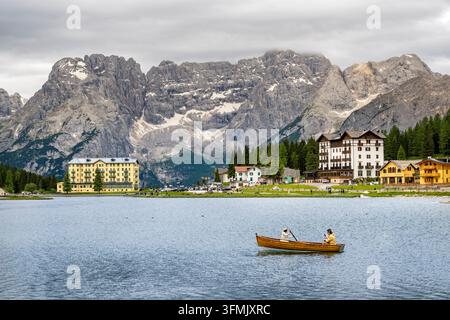 Italien, Veneto, Provinz Belluno, Naturpark Tre Cime in den Dolomiten, ein UNESCO-Weltkulturerbe, Auronzo di Cadore, See Misurina und die Bergkette Sorapiss im Hintergrund Stockfoto