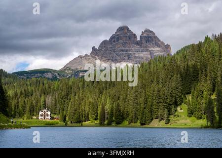 Italien, Veneto, Provinz Belluno, Naturpark Tre Cime in den Dolomiten, ein UNESCO-Weltkulturerbe, Auronzo di Cadore, Lago Misurina und die Tre Cime di Lavaredo im Hintergrund Stockfoto