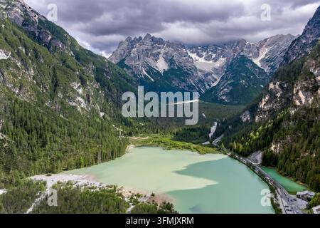 Italien, Trentino-Südtirol, Südtirol, Toblach, Toblacher See und Berge des Monte Cristallo im Hintergrund, in den Dolomiten, die als Welterbe von UNESCO gelistet sind (Luftaufnahme) Stockfoto