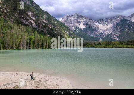 Italien, Trentino-Südtirol, Südtirol, Toblach, Toblacher See und Berge des Monte Cristallo im Hintergrund, in den Dolomiten, die als Welterbe von UNESCO gelistet sind (Luftaufnahme) Stockfoto