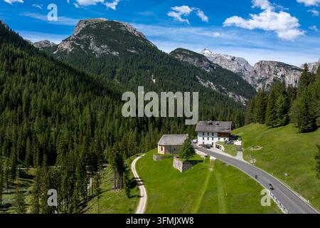 Italien, Veneto, Provinz Belluno, Cortina d’Ampezzo, Nordstraße von Toblach (Dobbiaco) durch die Dolomiten, ein UNESCO-Weltkulturerbe (Luftaufnahme) Stockfoto