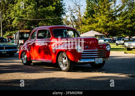 Ottawa, Kansas, USA, 19. September 2026: Dreiviertel-Frontansicht eines glänzenden roten 1947er Ford Super Deluxe Coupe Restomod (1946–48 Karosserie) bei einem Oldtimer Stockfoto