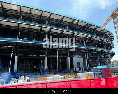 Barcelona, Spanien – 26. Juni 2026: Großes mehrstufiges Camp-Nou-Stadion im Bau, das Stahlgerüst, Kräne, Baustellenaktivität und urbanes Umfeld zeigt Stockfoto