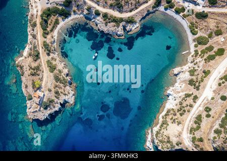 Luftbild von oben des herzförmigen Kardia-Strandes auf der Insel Aegina, Sarontischer Golf, Griechenland Stockfoto
