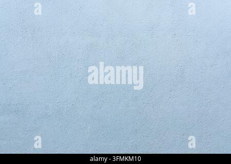 Hellblaue Betonwandtextur mit einer rauen verputzten Zementoberfläche und feinen körnigen Details Stockfoto