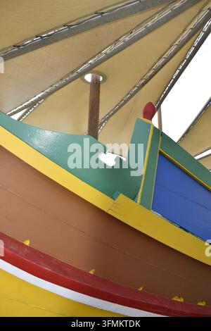 Detail eines traditionell bemalten Luzzu, ausgestellt im Hafen von Mġarr, Gozo, Malta Stockfoto
