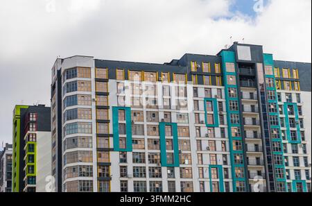 Dichter Wohnblock mit modernen, farbenfrohen Hochhaus-Wohnkomplexen Stockfoto