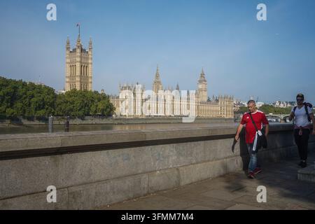 Das Palace of Westminster mit den Houses of Parliament im Sonnenschein, gesehen von der Albert Embankment in London Stockfoto