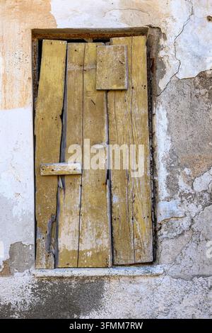 Altes Steingebäude mit einem verbarrikadierten Fenster Stockfoto