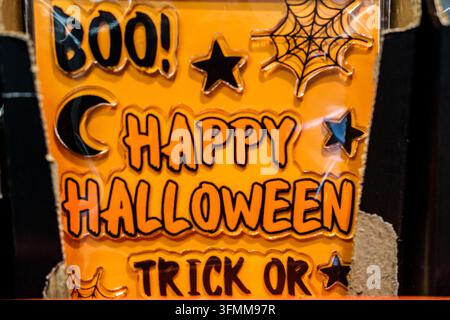 London, UK, 29. September 2026, Nahaufnahme eines festlichen orange-schwarzen Happy-Halloween-Fensteraufklebers mit gruseligem Text und Symbolen Stockfoto