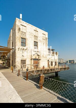 Traditionelles arabisches Gebäude auf hölzernem Steg entlang des Dubai Creek im historischen Viertel Al Seef, Dubai, Vereinigte Arabische Emirate Stockfoto
