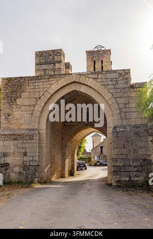 Mittelalterliches befestigtes Tor mit spitzem Steinbogen und Zinnen, Yonne, Montréal, Frankreich Stockfoto