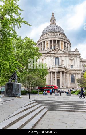 Sankt-Paul-Kathedrale, gesehen von der Sermon Lane in der City of London, England UK Stockfoto