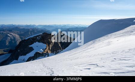 Die frühmorgendliche Sonne erhellt die atemberaubende Weite des Pers-Gletschers im Berninagebirge und präsentiert die majestätischen Schweizer Alpen und die umliegenden Berggipfel in Graubünden. Stockfoto