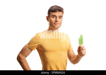 Junger Mann hält eine grüne Eiswaffel isoliert auf weißem Hintergrund Stockfoto