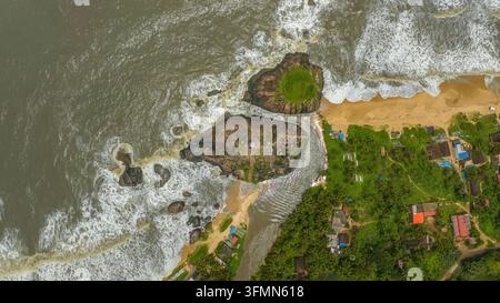 Luftbild des Kapu-Leuchtturms auf felsigen Felsnasen, umgeben vom Arabischen Meer, mit sandigen Stränden und üppiger Küstenvegetation in Udupi, Karnataka, I Stockfoto