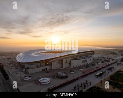 Luftaufnahme des Riyadh Air Metropolitano-Stadions bei Sonnenaufgang mit Morgennebel und klarem Himmel in Madrid, Comunidad de Madrid, Spanien. Stockfoto