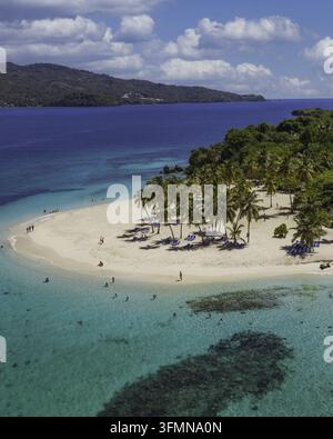 Luftaufnahme von Cayo Levantado Beach mit türkisfarbenem Wasser, Korallenriffen, Palmen und Strandliegen auf dem weißen Sand in Samana, SAMANA, Dominikanische Republik Stockfoto