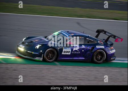 HRT Performance Porsche 911 GT3 Cup (992) #930 auf der Strecke während des Michelin 24H Barcelona auf dem Circuit de Barcelona-Catalunya, Spanien. Stockfoto